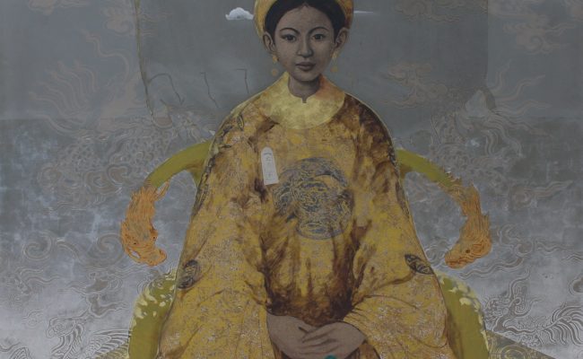 2019-Bùi Hữu Hùng-The Queen-nền xám có lọng, áo vàng, ngồi ngai vàng-