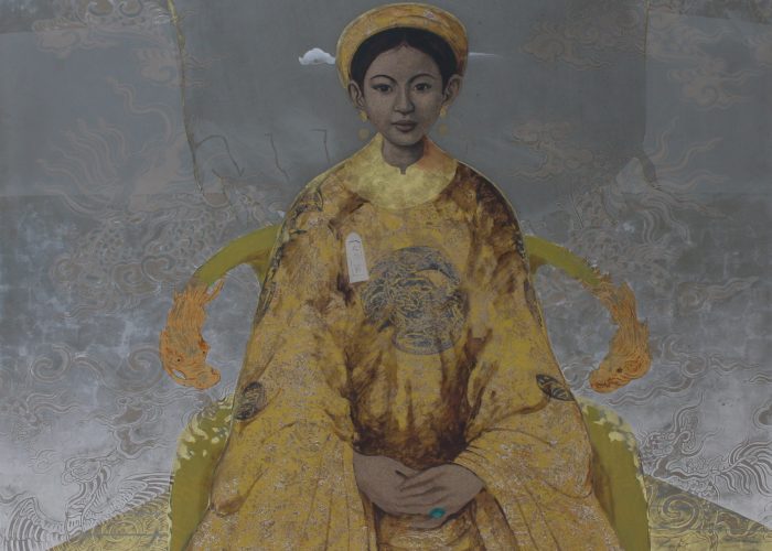 2019-Bùi Hữu Hùng-The Queen-nền xám có lọng, áo vàng, ngồi ngai vàng-