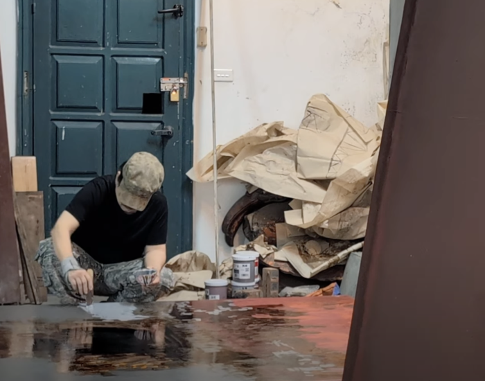 Bùi Hữu Hùng trong xưởng